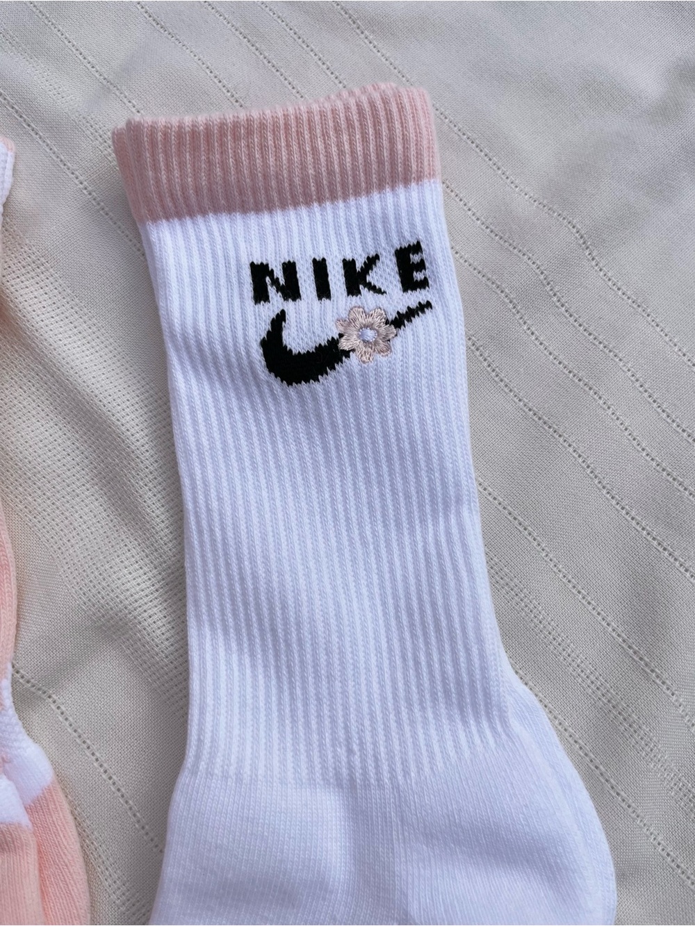 Nike Everyday Plus Dri-FIT Pink & White Floral Crew Sock Trio - Picture 13 of 15